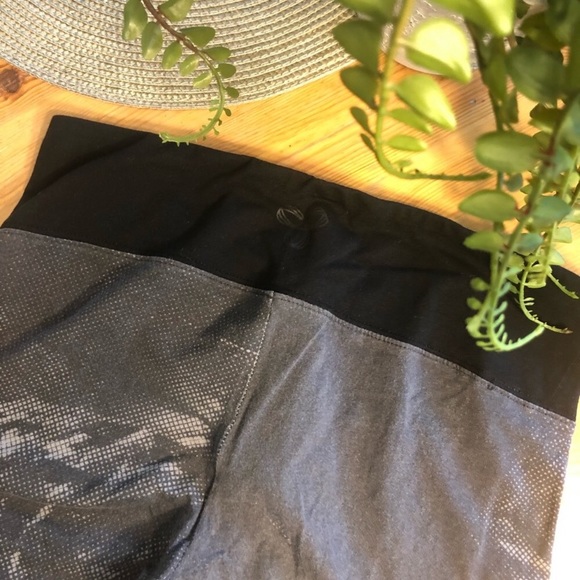 TNA black and grey workout leggings - Picture 3 of 4